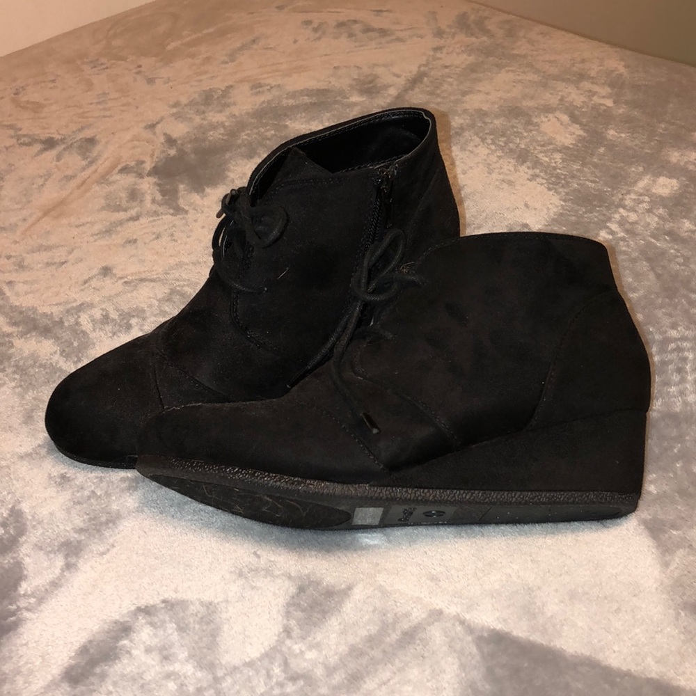 black wedges